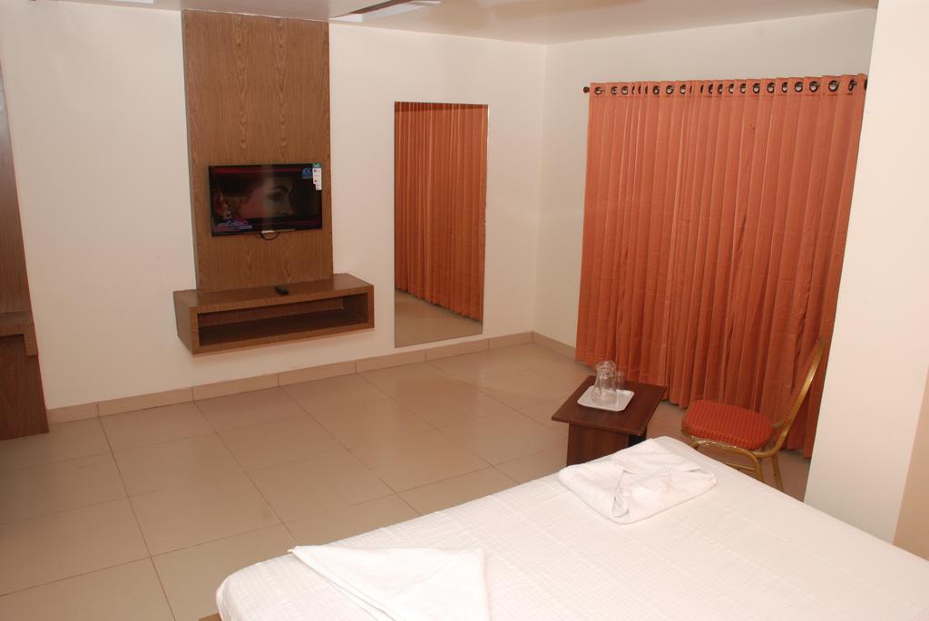 Hotel Pla Amrith Inn Tiruchirappalli Esterno foto