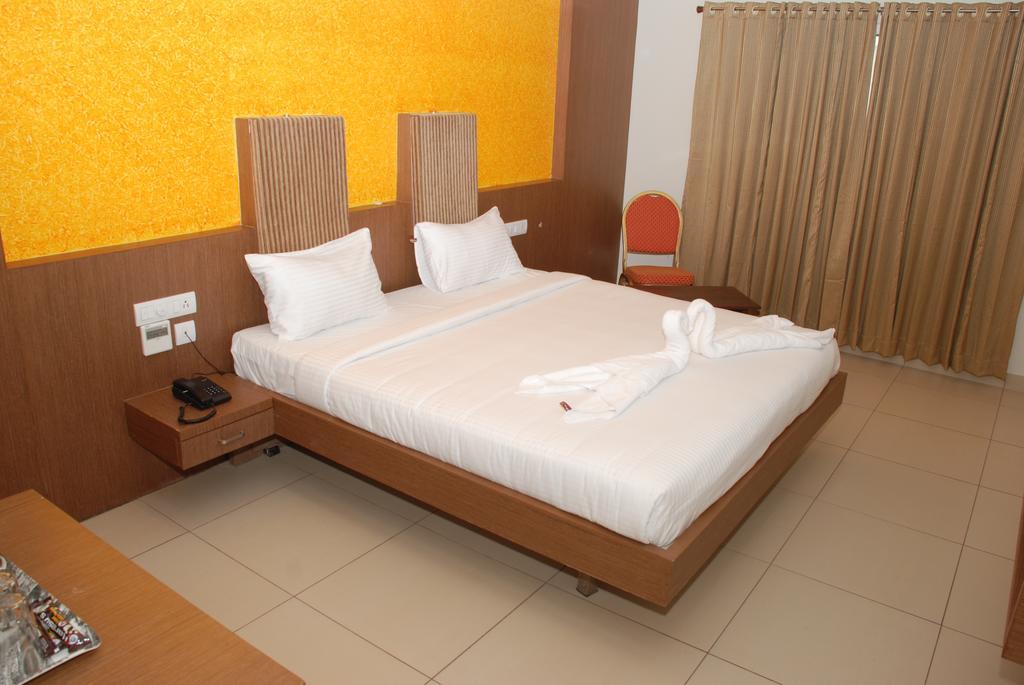 Hotel Pla Amrith Inn Tiruchirappalli Esterno foto