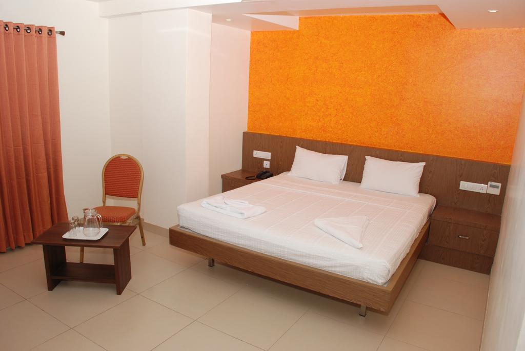 Hotel Pla Amrith Inn Tiruchirappalli Esterno foto